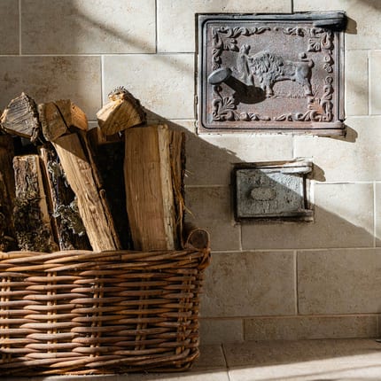 Brennholz Eiche 25 cm 1 RM 500 kg Heizwert: ≥ 4,2 kWh/kg Asche: ≤ 0,5% Heizwert: ≥ 4,2 kWh/kg Asche: ≤ 0,5%
